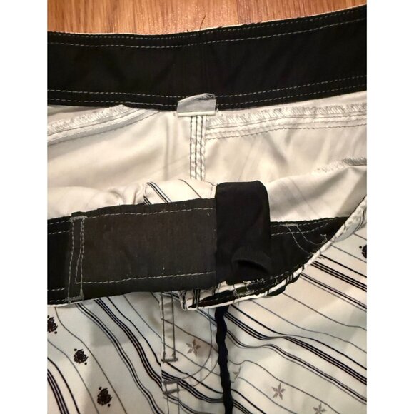 O'Neill Board Shorts Geometric AOP Embroidered Logo Mens 34 10" Swim Trunks - Picture 2 of 6